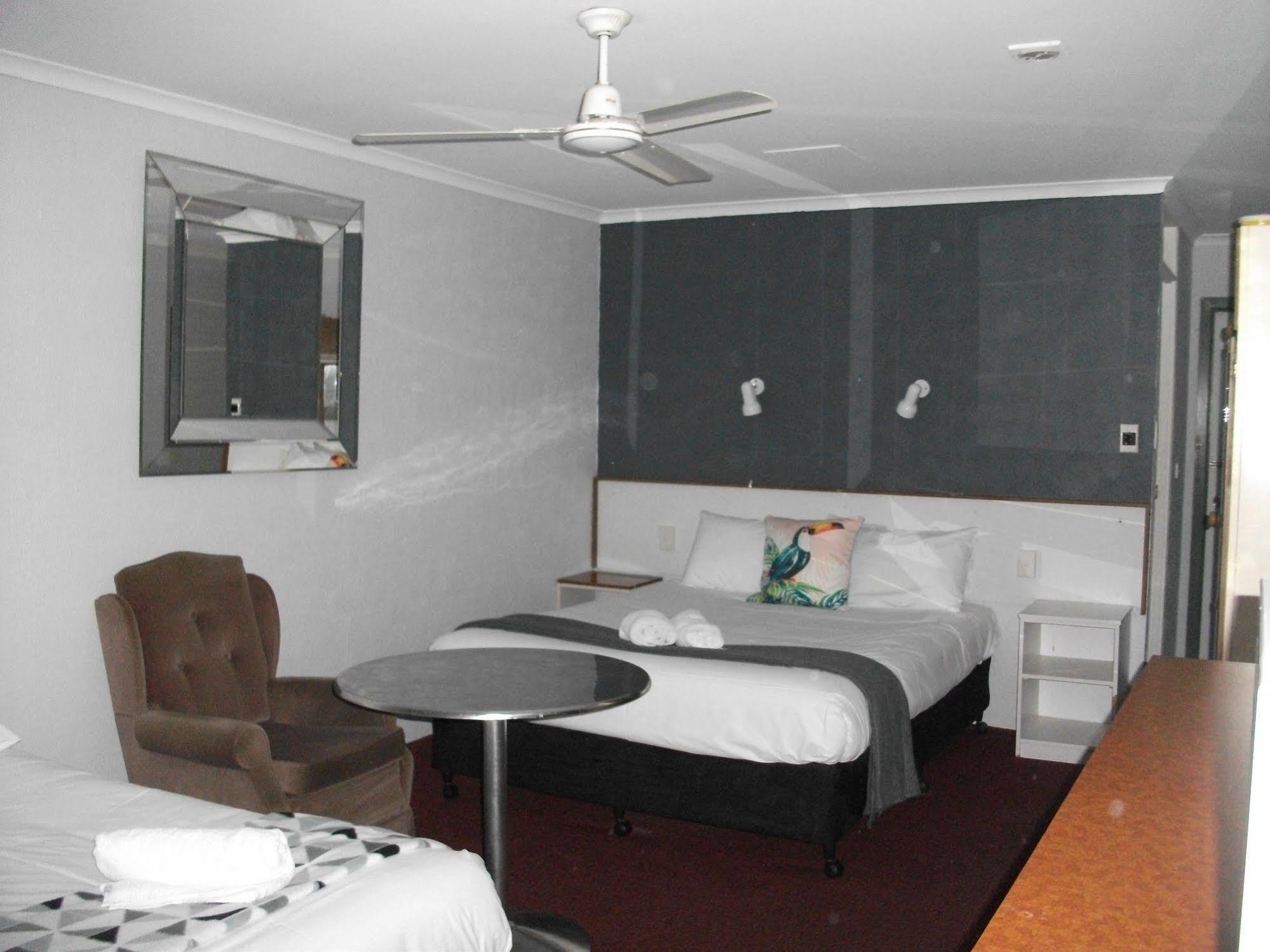 Beerwah Glasshouse Motel エクステリア 写真
