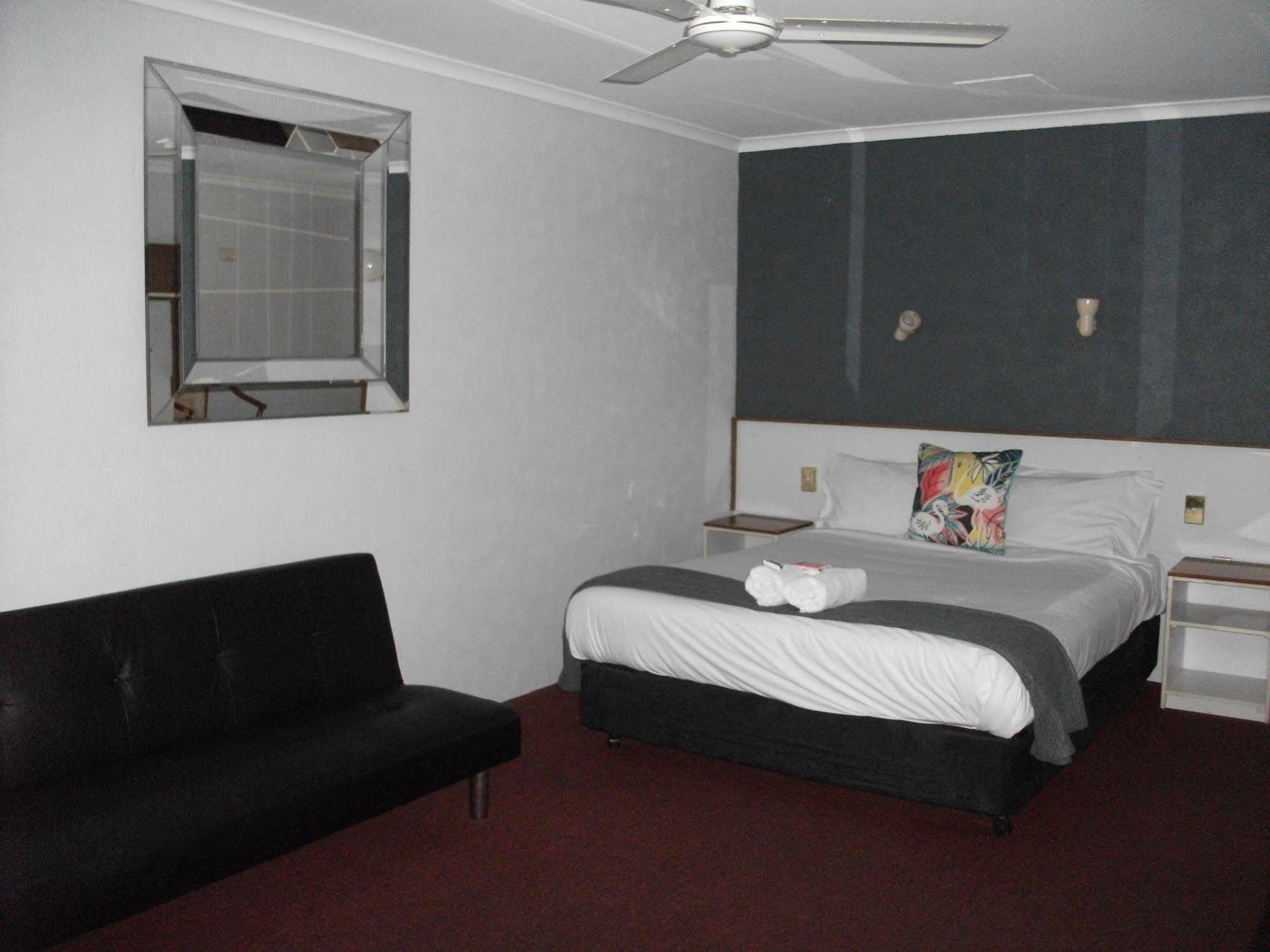 Beerwah Glasshouse Motel エクステリア 写真