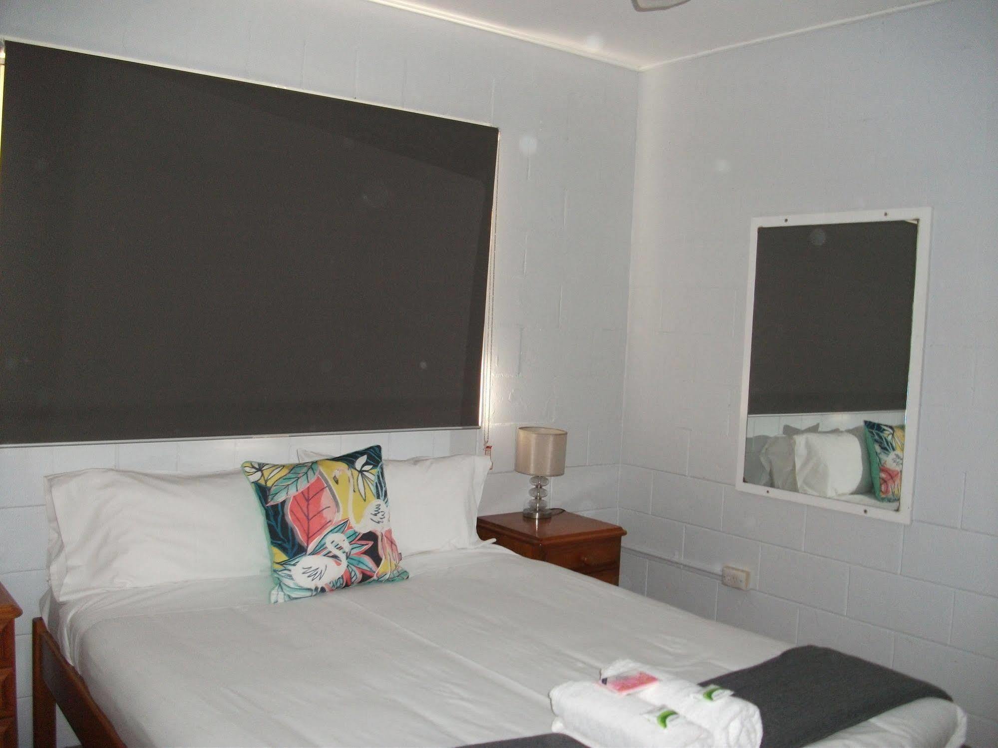 Beerwah Glasshouse Motel エクステリア 写真