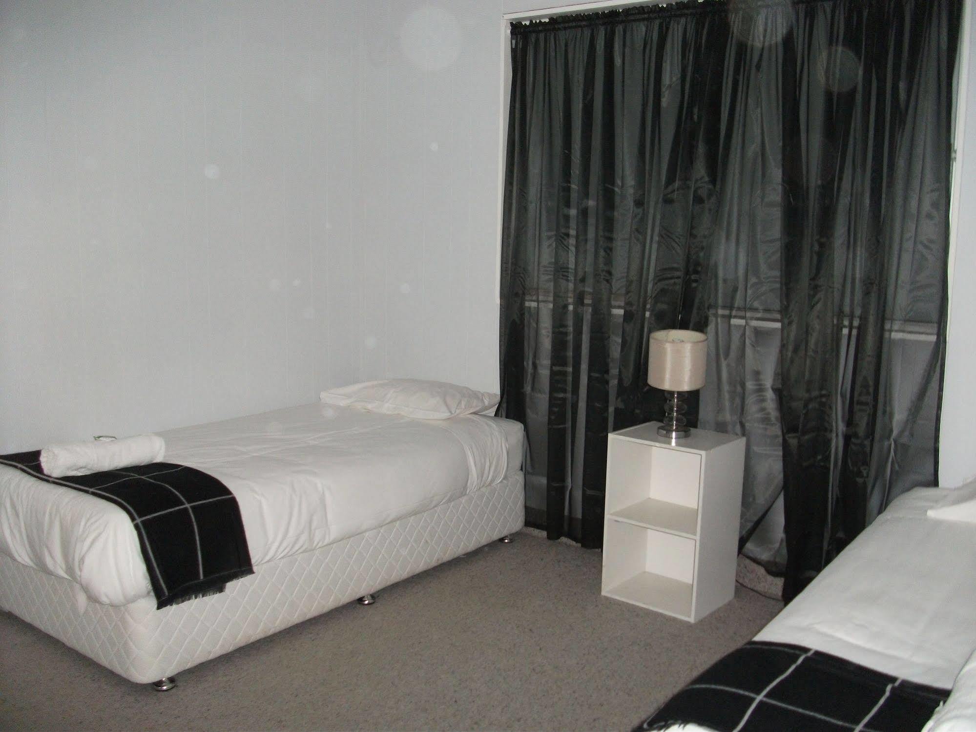 Beerwah Glasshouse Motel エクステリア 写真