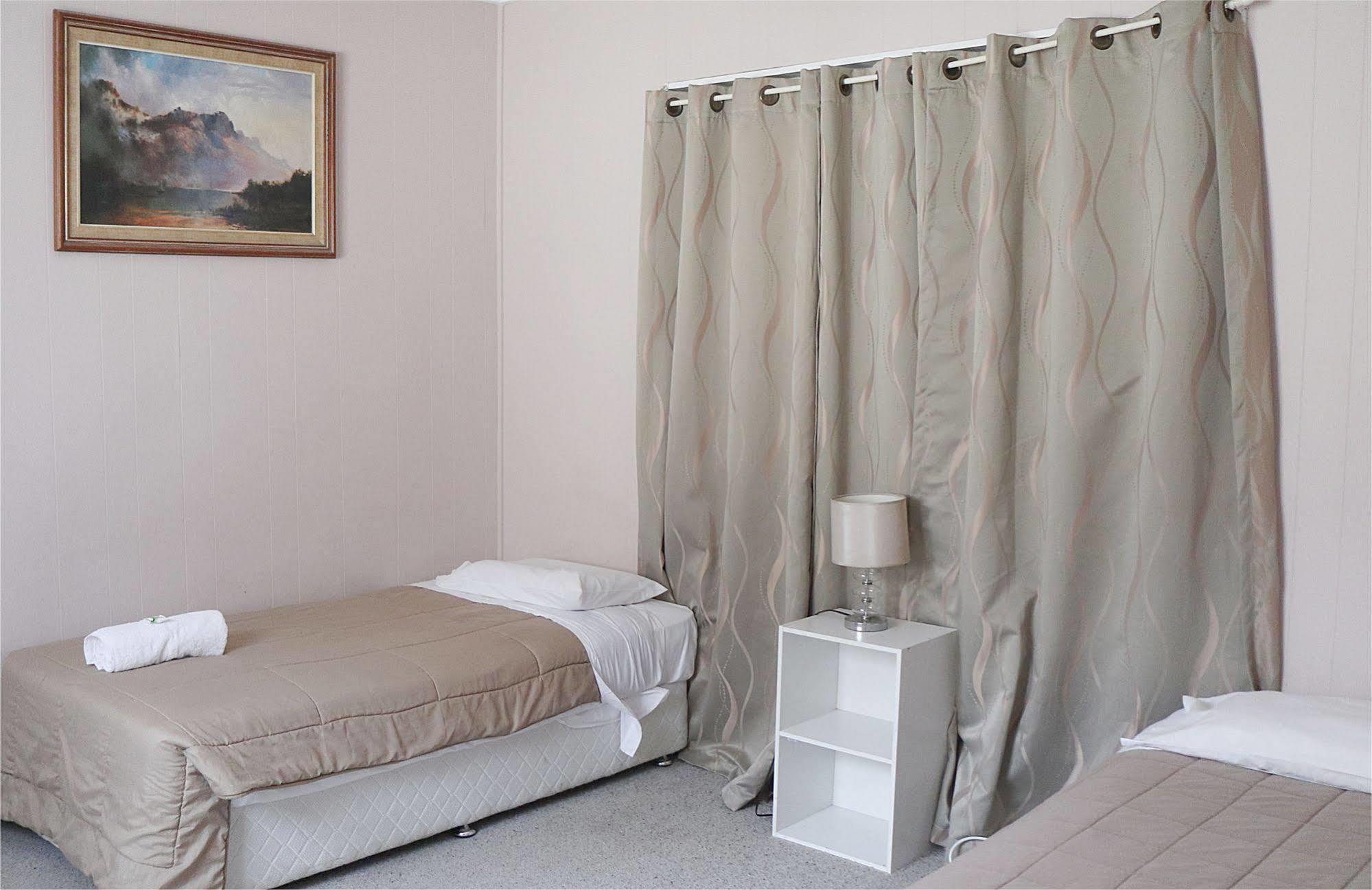 Beerwah Glasshouse Motel エクステリア 写真